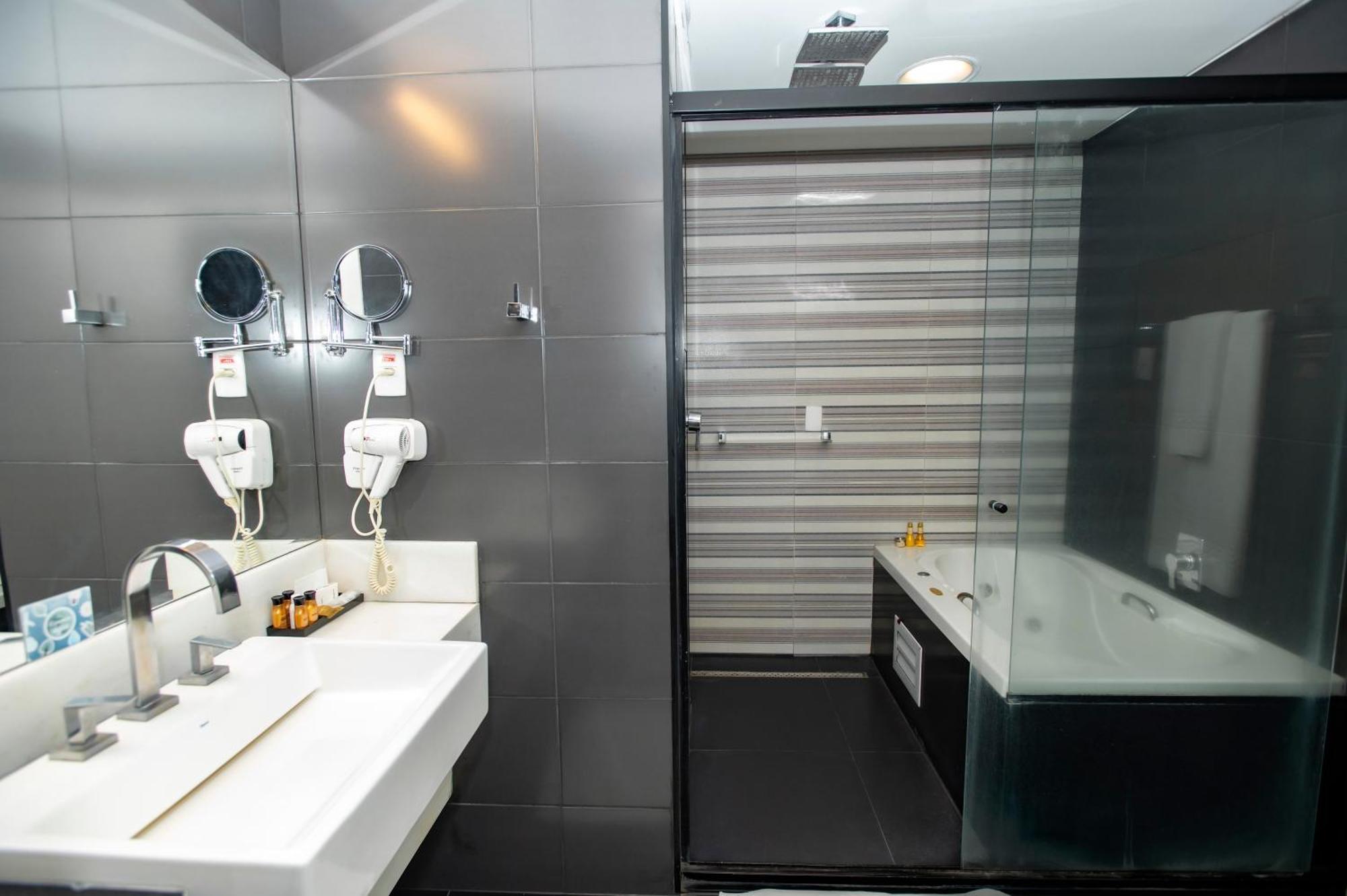 Delmond Hotel كويابا المظهر الخارجي الصورة